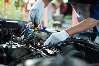 Automechaniker bei der Arbeit
